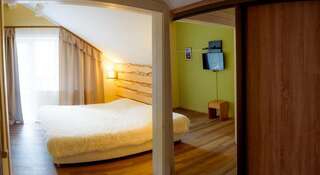 Гостевой дом Эдем Листвянка Улучшенный двухместный номер с 1 кроватью или 2 отдельными кроватями и балконом-7